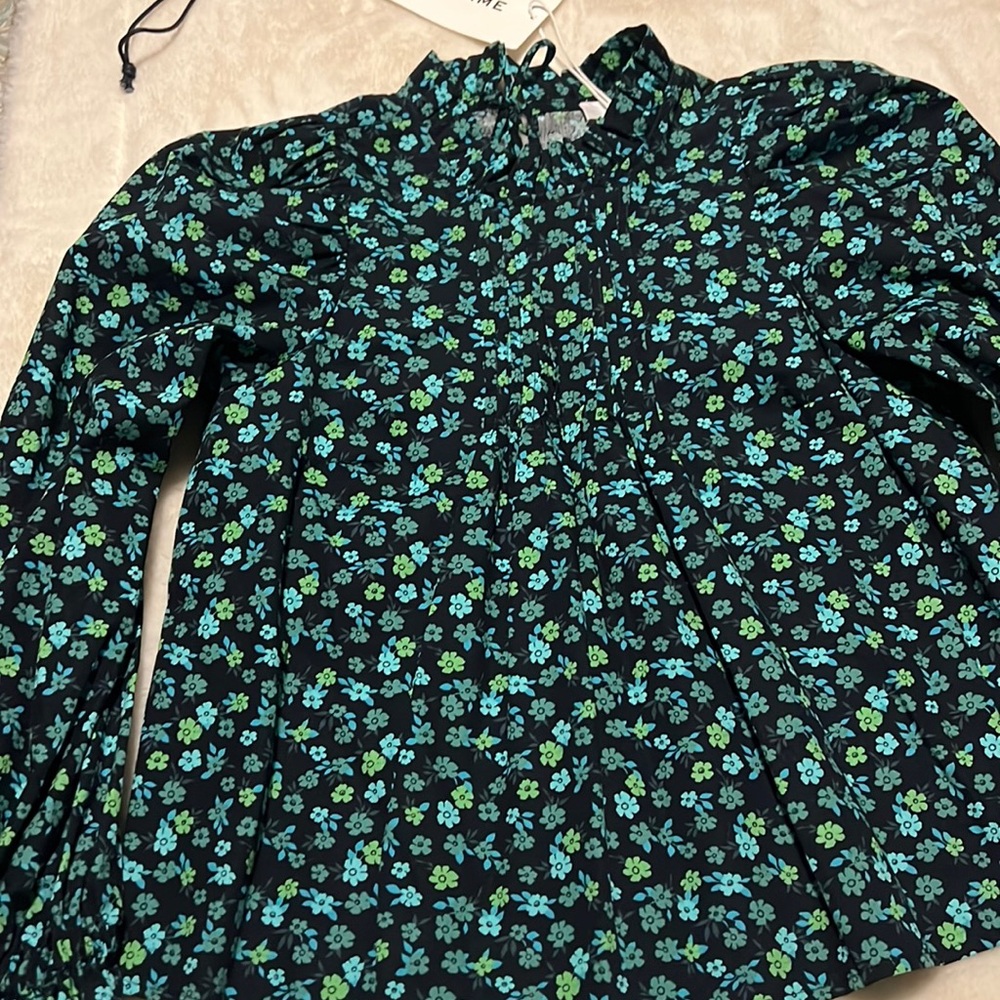 Perfect for spring cotton cropped floral top with gathered puff long sleeves.